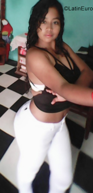 Date this attractive Colombia girl Fernanda from Cali CO25867