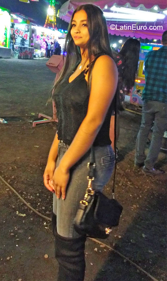 Date this sultry Mexico girl Maryana from Guadalajara MX1676