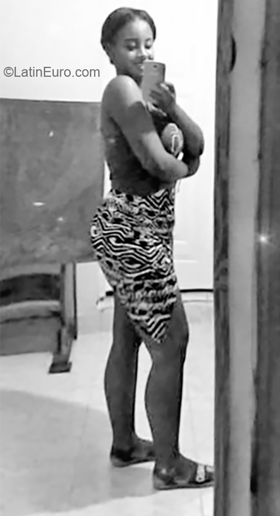 Date this delightful Dominican Republic girl Yasiry from Bonao DO35832