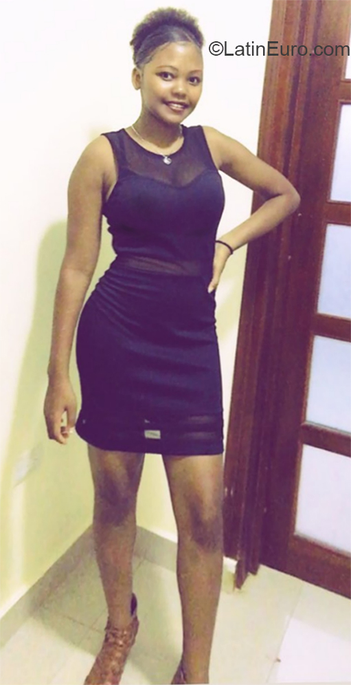 Date this funny Dominican Republic girl Winia from Higuey DO35873