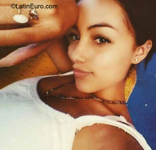 Date this nice looking Colombia girl Lorena from Pereira CO25982
