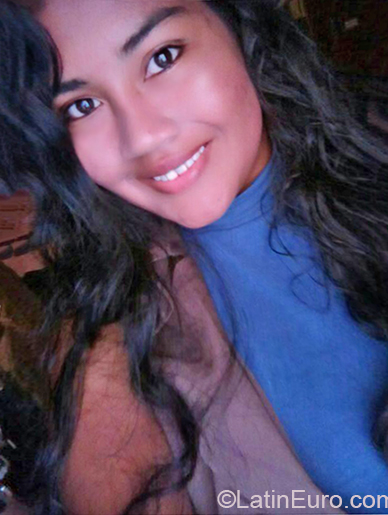 Date this attractive Colombia girl Constanza from Cali CO25987