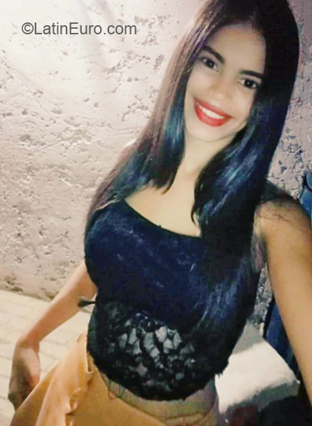 Date this lovely Venezuela girl Daniely from Margarita Island VE2679
