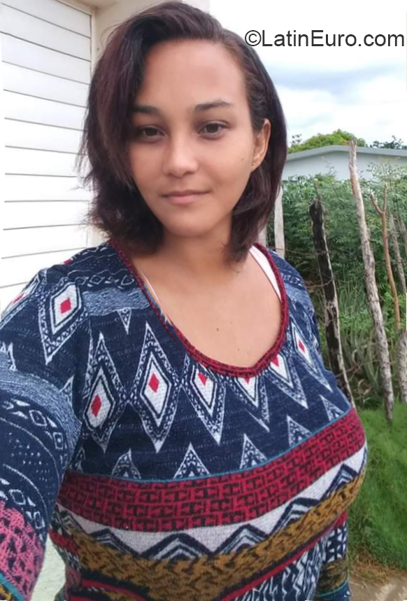 Date this good-looking Dominican Republic girl Isis from Valverde Mao DO36251
