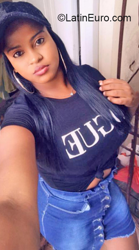 Date this athletic Dominican Republic girl Yahara from Santo Domingo DO36273
