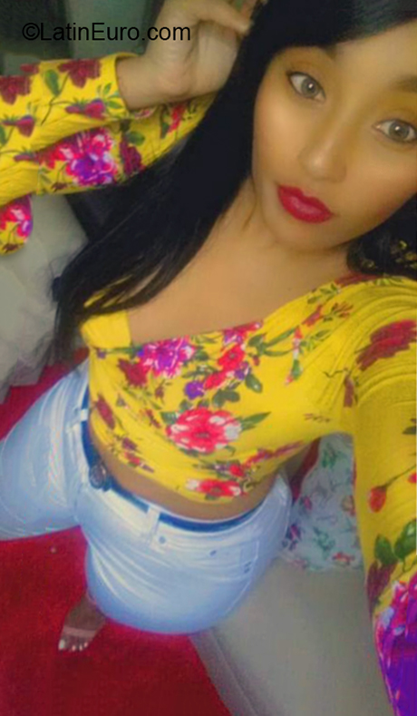Date this hard body Dominican Republic girl Elizabeth from Santiago DO36328