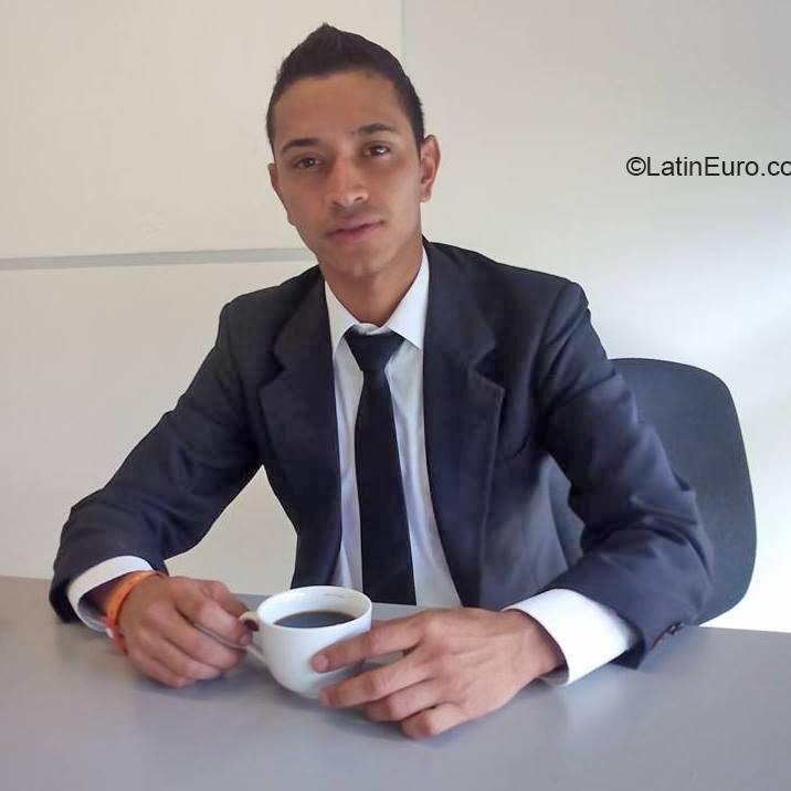 Date this nice looking Colombia man David from Medellin CO26192