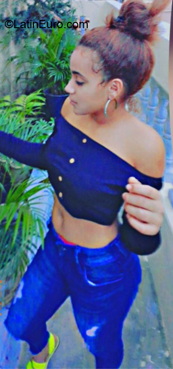 Date this nice looking Dominican Republic girl Karol from La Vega DO36415
