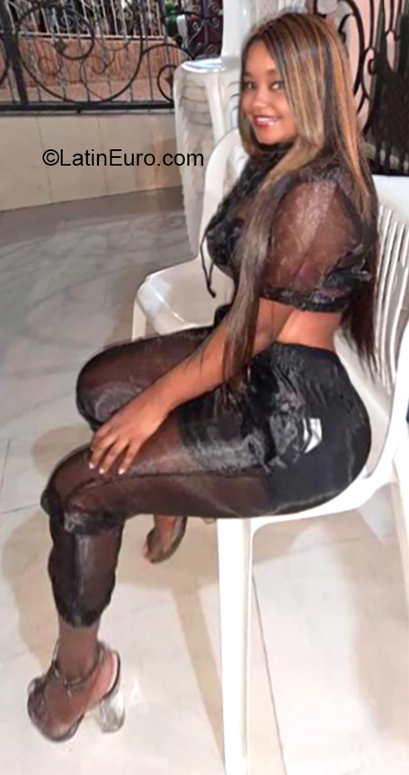 Date this foxy Colombia girl Kimberley from Cali CO26221