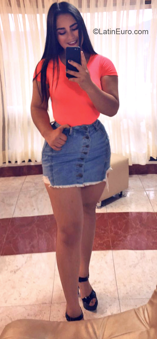 Date this nice looking Colombia girl Yeimi from Cali CO26224