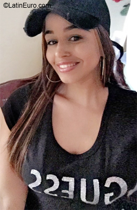 Date this nice looking Dominican Republic girl PAMELA from Santo Domigo DO36433