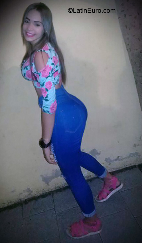 Date this beautiful Venezuela girl Ziku from Valencia VE2803