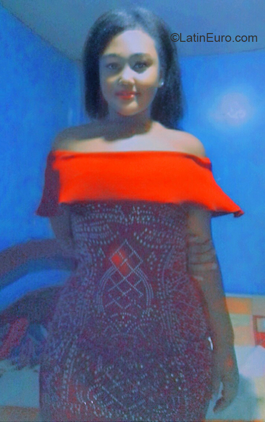 Date this hot Ecuador girl Camila from Propicia EC387
