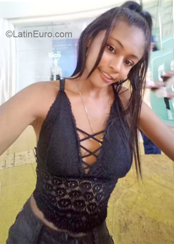 Date this georgeous Colombia girl Yessica from Cartagena CO26336