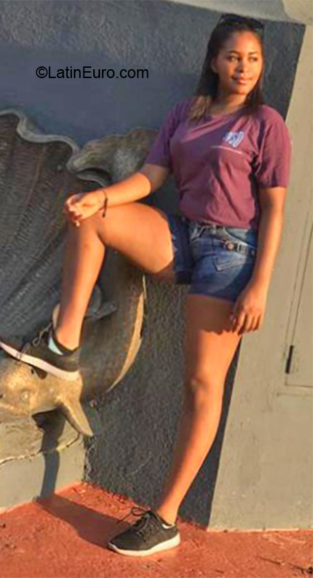 Date this fun Dominican Republic girl Ambar from Santo Domingo DO36761