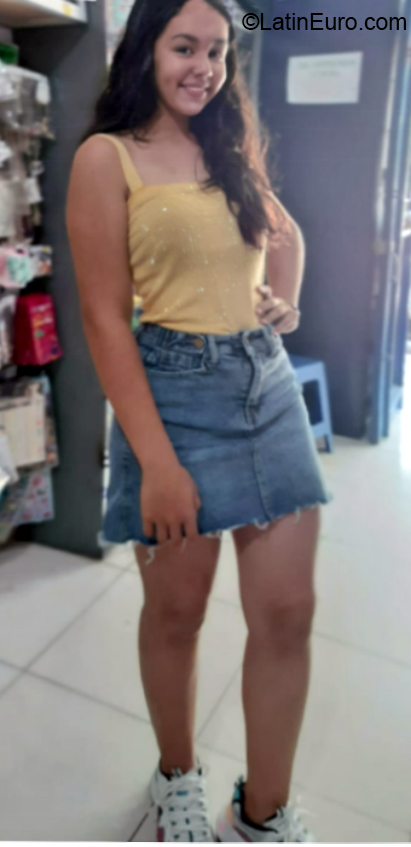 Date this hard body Colombia girl Daniela from Bogota CO26380