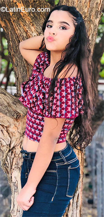 Date this voluptuous Venezuela girl Valentina from Maracaibo VE2835