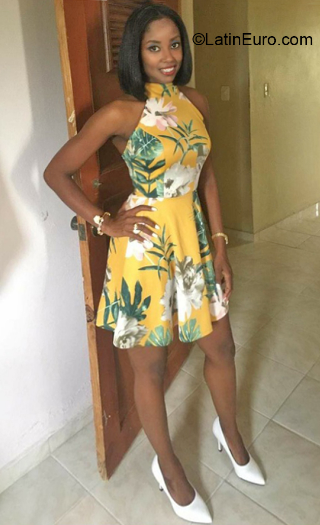 Date this sultry Dominican Republic girl Sherlyn from Santo Domingo DO36904