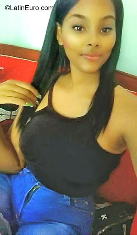 Date this passionate Dominican Republic girl Sharina from Santo Domingo DO37010