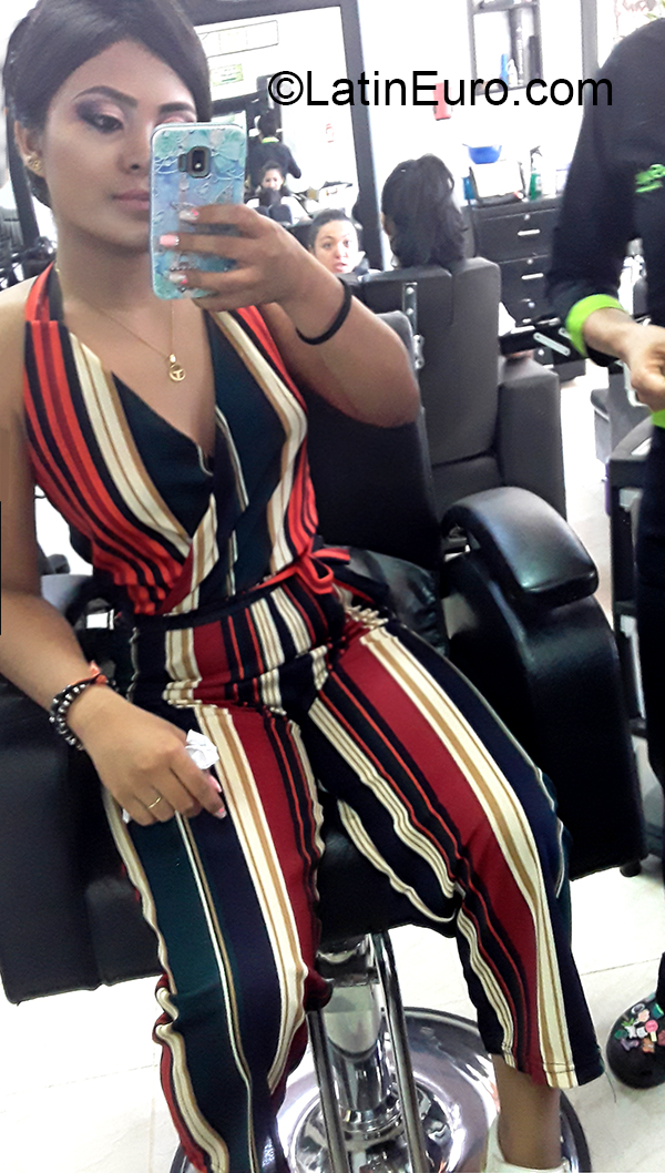 Date this lovely Colombia girl Andrea from Buenaventura CO26592