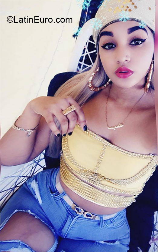 Date this happy Dominican Republic girl Genesis from Santo Domingo DO37301