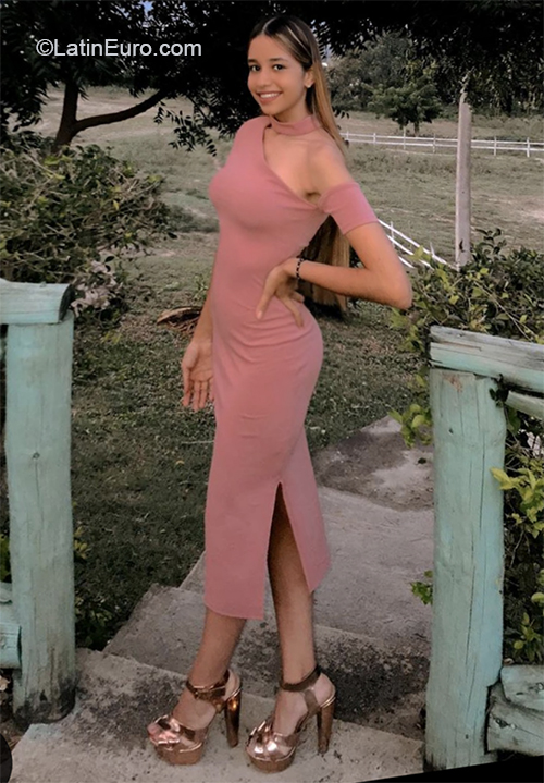 Date this athletic Dominican Republic girl Eli from Santiago DO39157