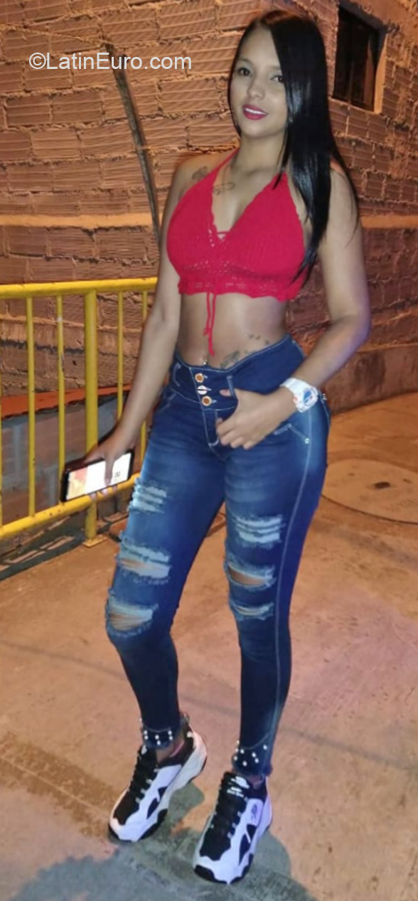 Date this voluptuous Colombia girl Samantha from Medellin CO26774