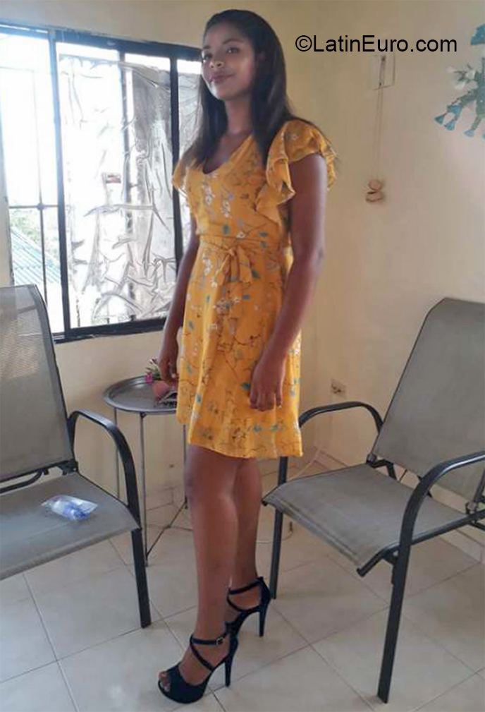 Date this sensual Colombia girl Maria from Santa Marta CO26786