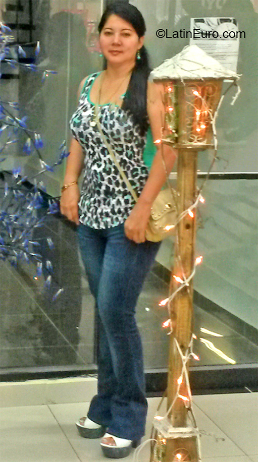 Date this voluptuous Colombia girl Yury from Cali CO26793