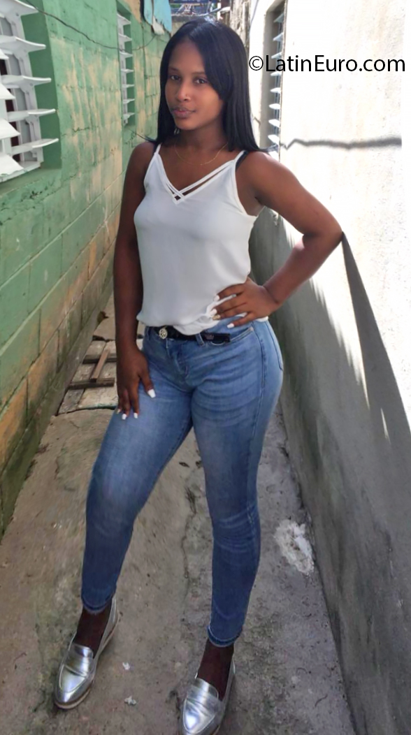 Date this happy Dominican Republic girl Emi from Santiago DO37572