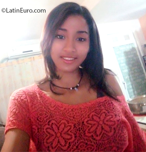Date this stunning Dominican Republic girl Adriana from Caracas DO37591