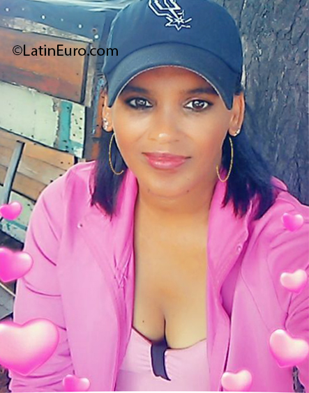 Date this attractive Dominican Republic girl Ana from Santiago DO37653