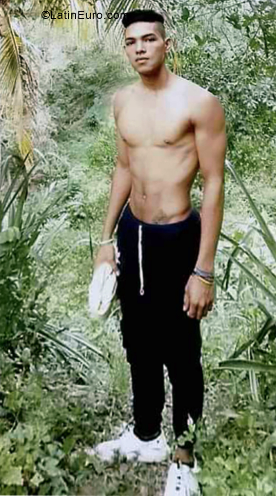 Date this athletic Colombia man Jan from Bogota CO27137
