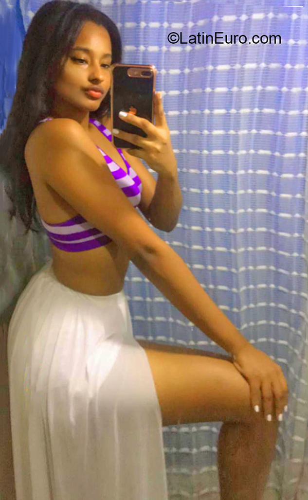 Date this georgeous Dominican Republic girl Ana from La Vega DO38002