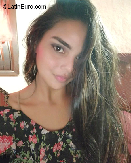 Date this pretty Venezuela girl Nioska from Caracas VE3178