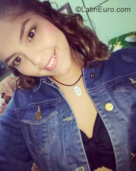 Date this pretty Ecuador girl Alejandra from Quito EC491
