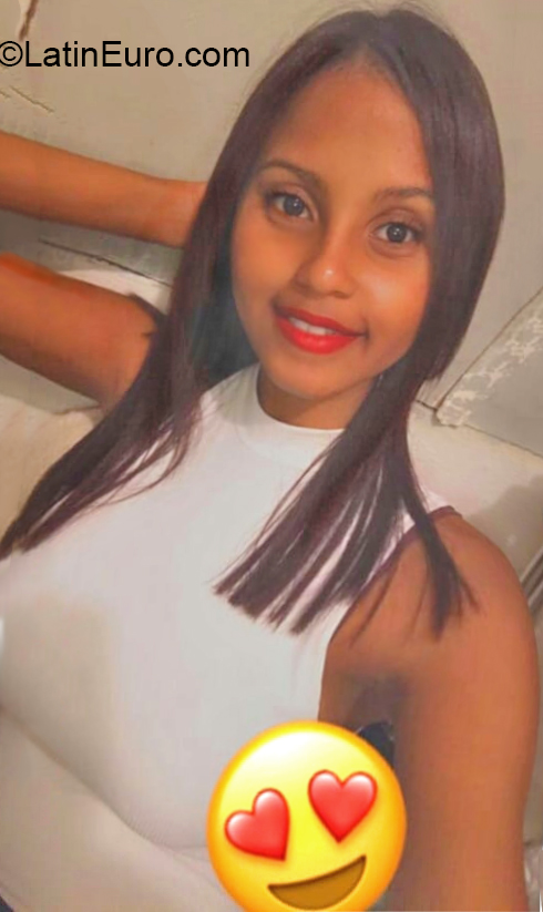 Date this good-looking Dominican Republic girl Laura from Santo Domingo DO38194