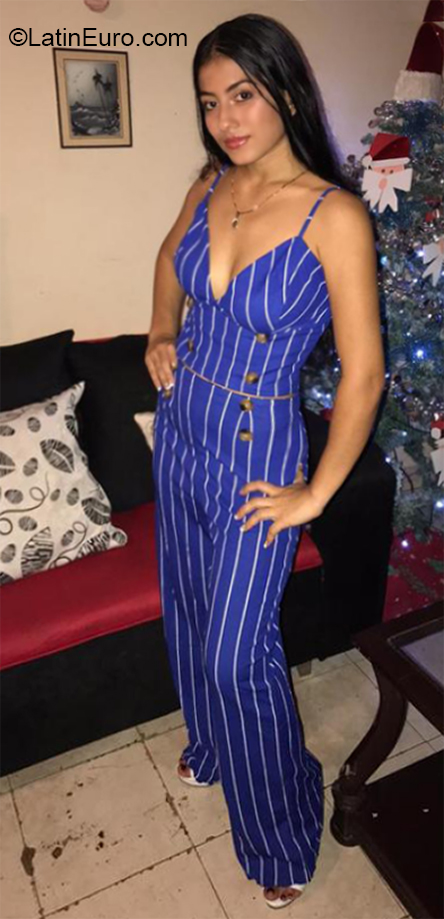 Date this attractive Colombia girl Vanessa from Buenaventura Valle CO27478