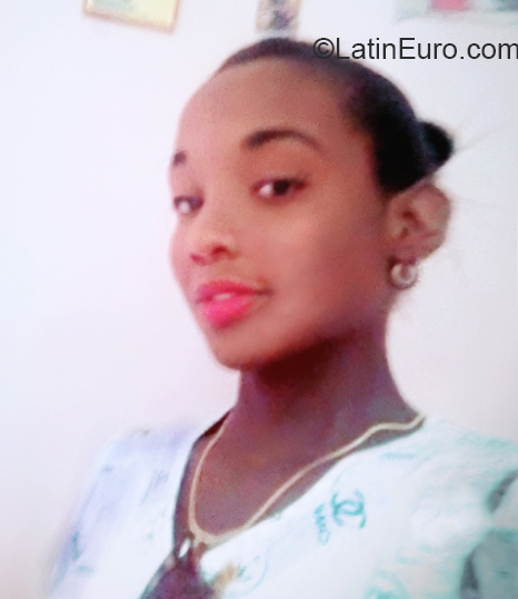Date this hard body Cuba girl La peque from Guantanamo CU700