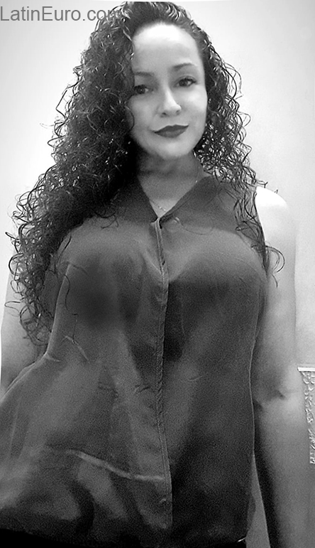 Date this fun Colombia girl Luz from Bogota CO27658
