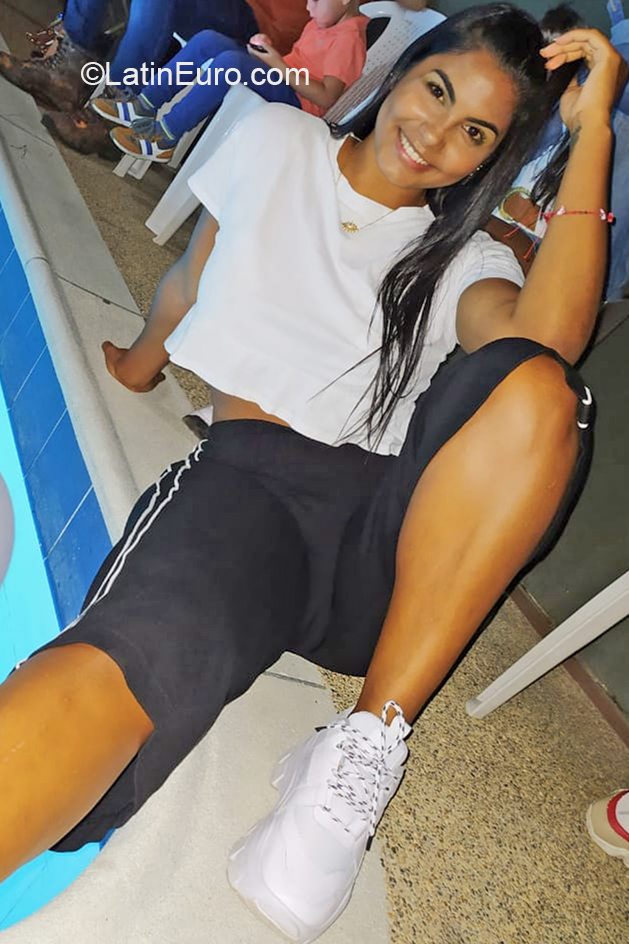 Date this charming Colombia girl Genesis from Girarad ot CO27704