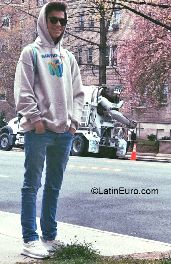 Date this georgeous Costa Rica man Daniel from San Jose CR404