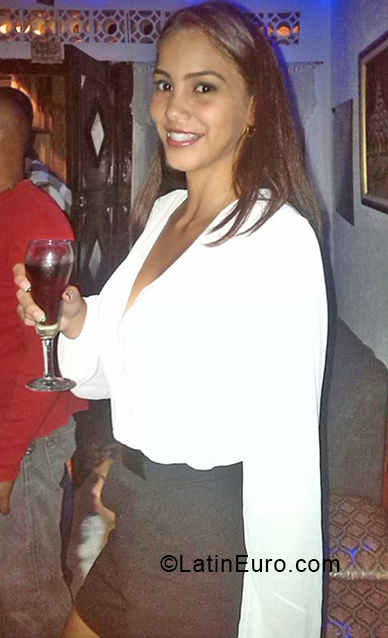 Date this attractive Venezuela girl Oriana from Caracas VE3370