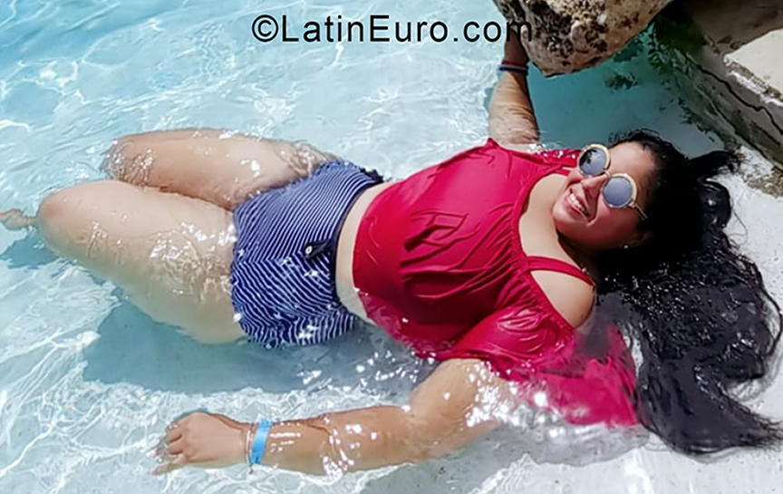 Date this athletic Dominican Republic girl Penelope from Santiago DO38603