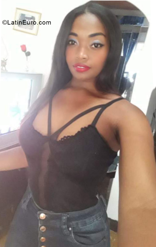 Date this sultry Colombia girl Johana from Cali CO28359