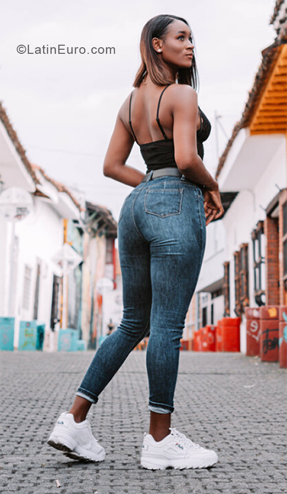 Date this stunning Colombia girl Daniela from Cali CO28502