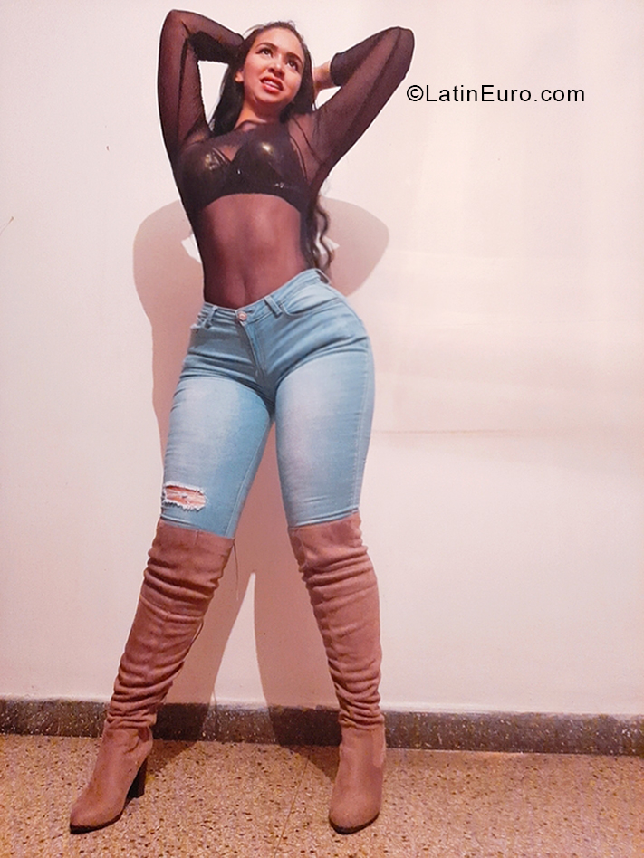 Date this good-looking Venezuela girl Michell from Valencia VE3475