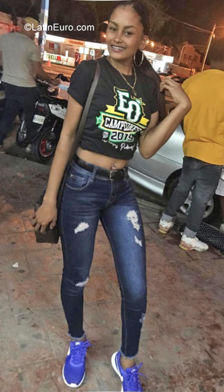 Date this passionate Dominican Republic girl Yomairis from Santo Domingo DO38845