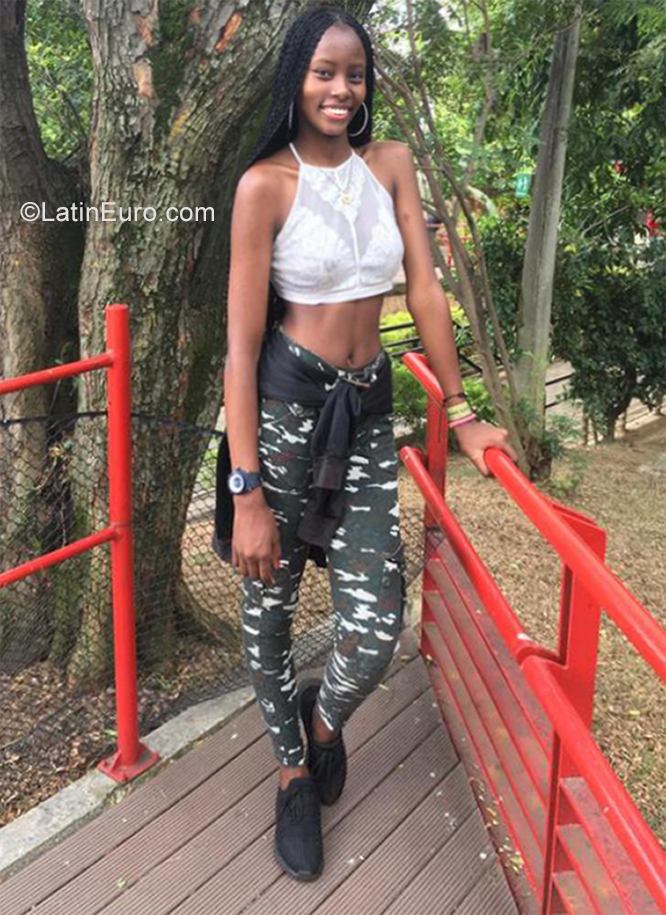 Date this attractive Colombia girl Karla from Medellín CO28695