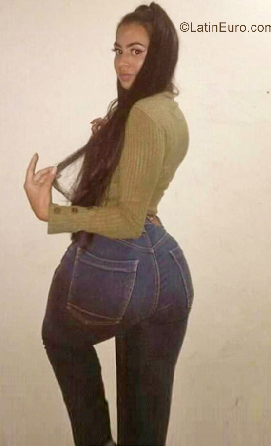 Date this attractive Colombia girl Dayana from Medellin CO28940
